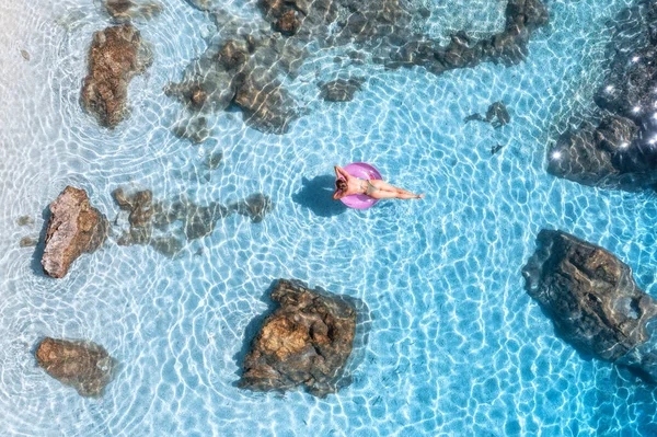 Luchtfoto Van Een Jonge Vrouw Die Zomer Bij Zonsondergang Met — Stockfoto