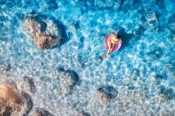 Luchtfoto Van Een Jonge Vrouw Zwemmen Met Roze Zwemring Adriatische — Stockfoto