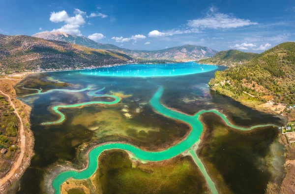 Letecký Pohled Říční Deltu Lodě Jachty Modré Laguně Hory Nebe — Stock fotografie