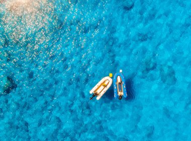 Yazın günbatımında teknelerin berrak mavi sulardaki hava manzarası. Yatların insansız hava aracı görüntüsü, Akdeniz 'in kumlu plajı. Oludeniz, Türkiye 'ye seyahat. Motorlu tekneli tropikal manzara