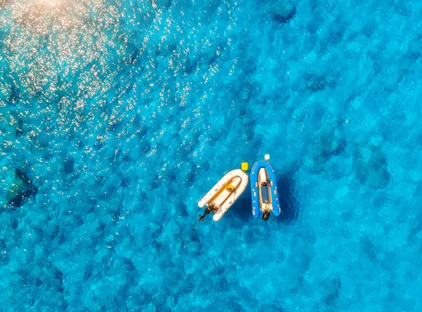 Yazın Günbatımında Teknelerin Berrak Mavi Sulardaki Hava Manzarası Yatların Insansız — Stok fotoğraf