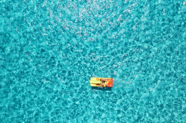 Relaxing People Colorful Boat Blue Sea Sunny Bright Day Summer — Stock fotografie
