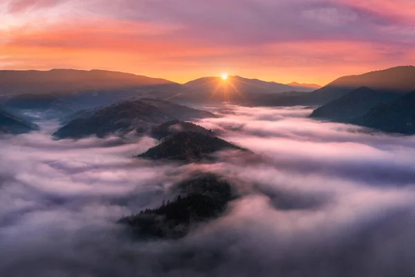 Widok Powietrza Góry Niskich Chmurach Wschodzie Słońca Jesienią Widok Górskich — Zdjęcie stockowe