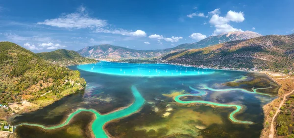 Letecký Pohled Říční Deltu Lodě Jachty Modré Laguně Horách Obloze — Stock fotografie