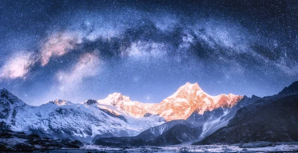 Arco Vía Láctea Sobre Montañas Nevadas Noche Estrellada Invierno Paisaje —  Fotos de Stock