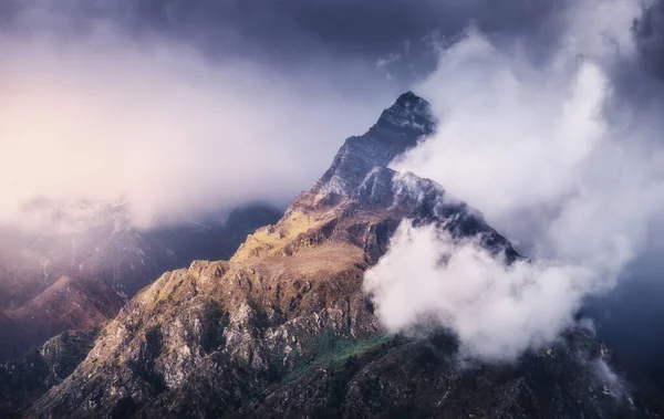 Berggipfel Niedrigen Wolken Bei Buntem Sonnenuntergang Nepal Dramatische Landschaft Mit — Stockfoto