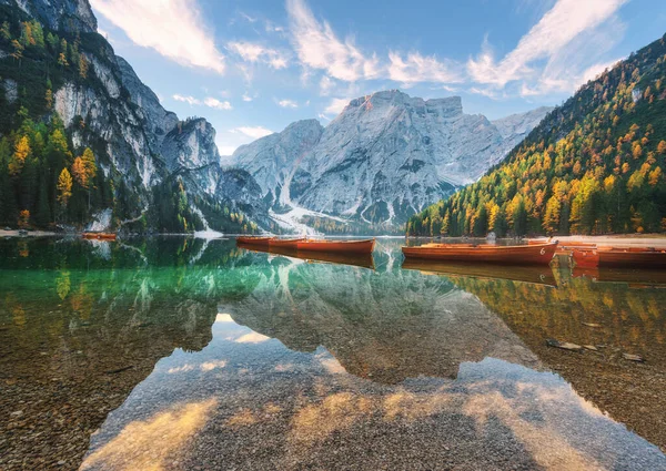 秋天日出时分 美丽的木船在意大利的白云石湖上 岩石山 秋天落叶的树木 在意大利阿尔卑斯山旅行 — 图库照片