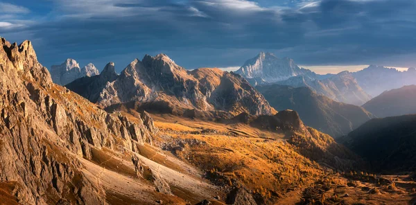Όμορφα Βουνά Ηλιοβασίλεμα Φθινόπωρο Φύση Στους Δολομίτες Ιταλία Πολύχρωμο Πανοραμικό — Φωτογραφία Αρχείου