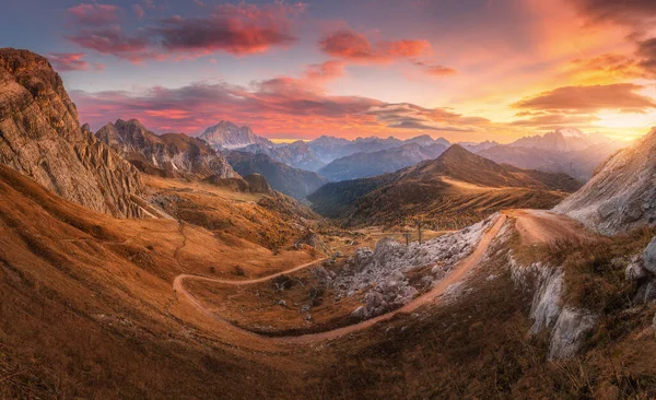Bellissime Montagne Cielo Rosa Tramonto Autunno Natura Nelle Dolomiti Italia — Foto Stock