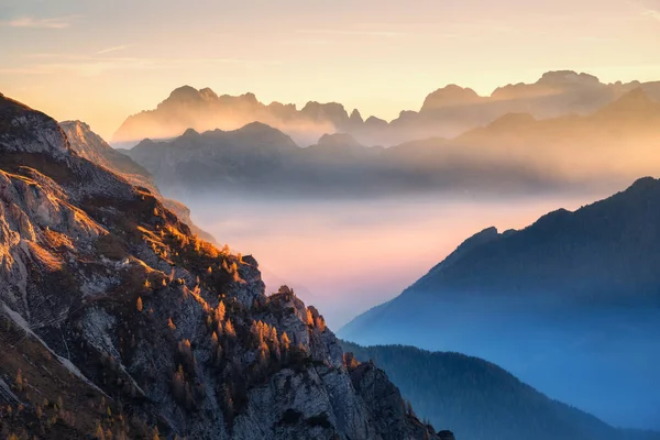 Góry Niskich Chmurach Pięknym Zachodzie Słońca Jesienią Dolomitach Włochy Krajobraz — Zdjęcie stockowe