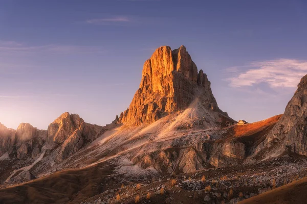 Klippiga Berg Vid Färgstark Solnedgång Hösten Bergspass Och Vacker Lila — Stockfoto