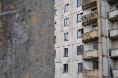 Ukrayna 'nın boş şehri, umut ve inanç duvarlarında çizimler var..