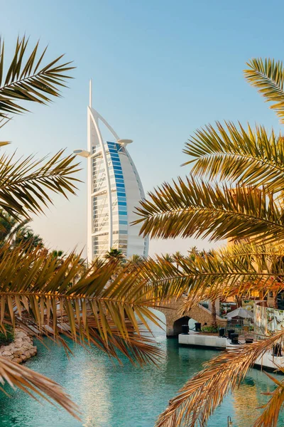 Θέα Του Ξενοδοχείου Burj Arab Από Souk Madinat Dubai Uae Royalty Free Εικόνες Αρχείου