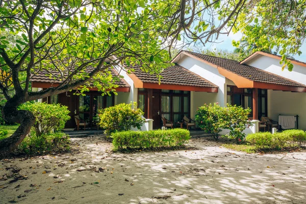 Gyönyörű Hotel Bungalók Alatt Trópusi Fák Maldív Szigetek Stock Kép