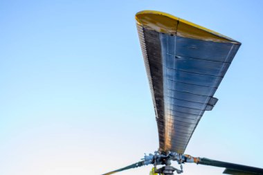 Helikopterin pervaneleri. Bakış açısı. Helikopter kontrol mekanizması. Mavi gökyüzünün arka planında bir uçak