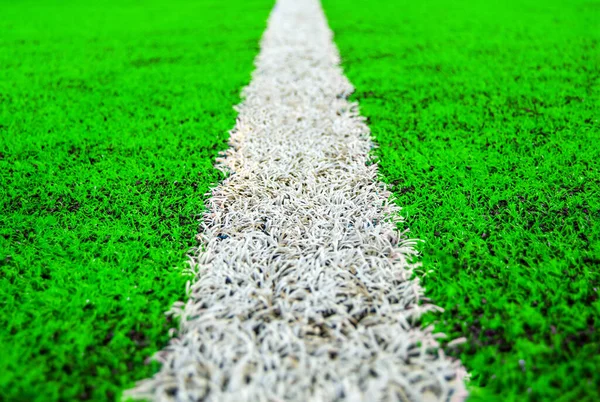 Futbol sahası. Futbol sahasındaki sınır çizgisine yakın çekim.