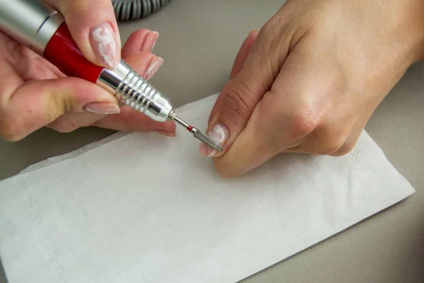 Proceso Corte Del Esmalte Uñas Gel Con Ayuda Molino Manicura —  Fotos de Stock