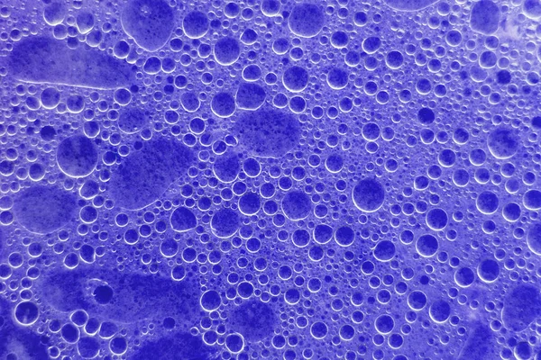 Bąbelki Powietrza Powierzchni Wody Tłuszcz Krąży Emulsji Wodnej Niebieski Płyn — Zdjęcie stockowe