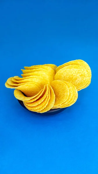 Potato Chips Lie Small Black Plate Blue Background Source Calories — Stock Photo, Image