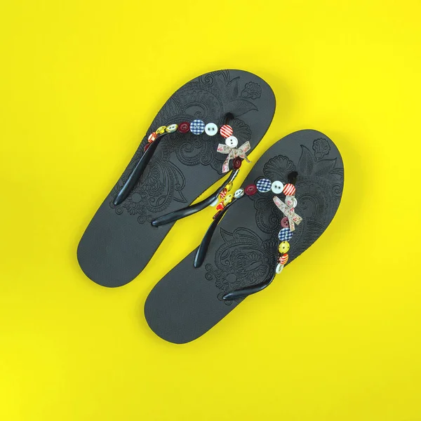 Teenslippers Gele Achtergrond Strandslippers Van Dichtbij Schoenen Staan Haaks Horizon — Stockfoto