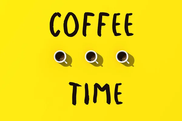 Tre Tazze Bianche Caffè Sfondo Giallo Tempo Testo Caffè Vista — Foto Stock