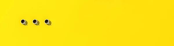Три Білі Чашки Кави Жовтому Фоні Вид Зверху Горизонтальне Зображення — стокове фото