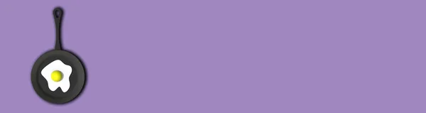 Смажене Яйце Сковороді Пастельно Фіолетовому Фоні Вид Зверху Гарячий Пристрій — стокове фото