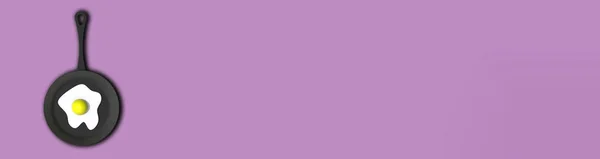 Смажене Яйце Сковороді Пастельно Фіолетовому Фоні Вид Зверху Гарячий Пристрій — стокове фото