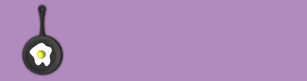 Oeuf Frit Dans Une Poêle Sur Fond Violet Pastel Vue — Photo