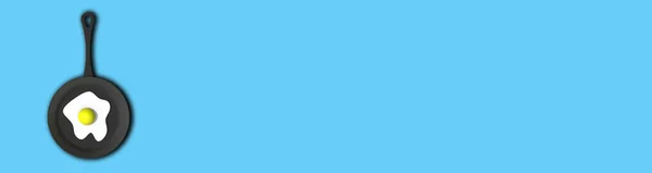 Sült Tojás Serpenyőben Pasztell Kék Háttérrel Felső Nézet Forró Eszköz — Stock Fotó