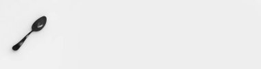 Kaşık gri arka planda siyahtır. Ayrı bir nesne. Bakış açısı. Yatay görüntü. Bölgeye yerleştirme pankartı. 3 boyutlu görüntü. 3B görüntüleme.