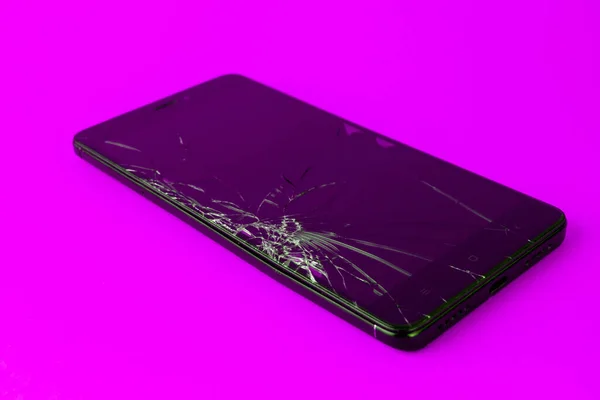 Egy Törött Képernyős Mobiltelefon Rózsaszín Alapon Fekszik Egy Elromlott Okostelefon — Stock Fotó