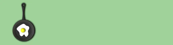Жареное Яйцо Сковороде Пастельно Желтом Зеленом Фоне Вид Сверху Горячее — стоковое фото