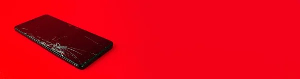Teléfono Móvil Con Una Pantalla Rota Encuentra Sobre Fondo Rojo — Foto de Stock