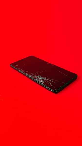 Telefone Celular Com Uma Tela Quebrada Está Fundo Vermelho Smartphone — Fotografia de Stock