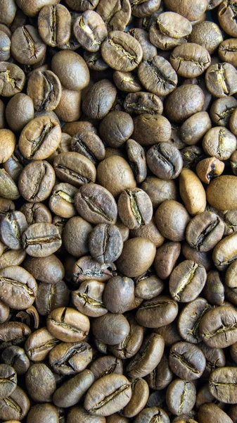 Rostade Kaffebönor Närbild Uppfriskande Dryck Kraftverksspecialist Vertikal Bild — Stockfoto