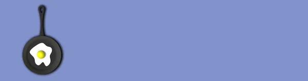 Sült Tojás Serpenyőben Pasztell Kék Szürke Háttérrel Kilátás Felülről Forró — Stock Fotó