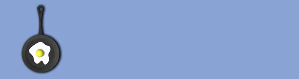 Sült Tojás Serpenyőben Pasztell Kék Háttérrel Felső Nézet Forró Eszköz — Stock Fotó