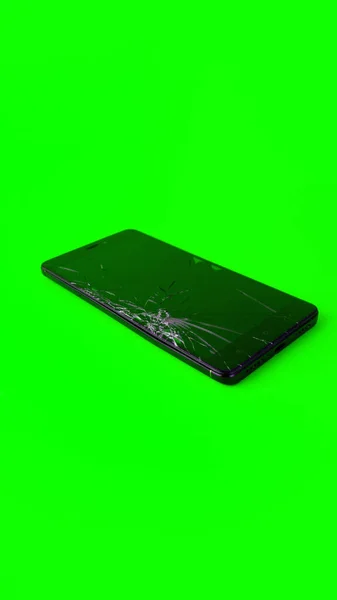 Мобільний Телефон Розбитим Екраном Лежить Зеленому Тлі Зламаний Смартфон Електронний — стокове фото