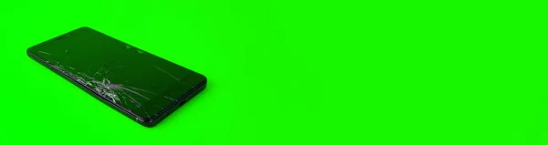 Egy Törött Képernyős Mobiltelefon Zöld Háttérben Fekszik Egy Elromlott Okostelefon — Stock Fotó