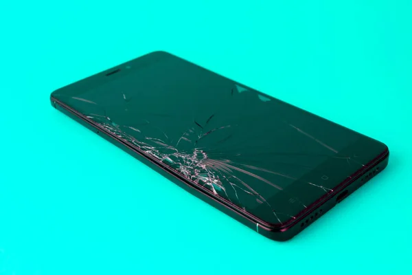 Egy Törött Képernyős Mobiltelefon Fekszik Kék Háttérben Egy Elromlott Okostelefon — Stock Fotó