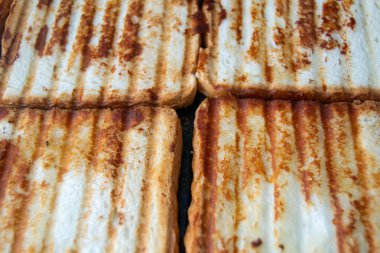 Kızarmış ekmek. Sandviç için ekmek. Izgaranın izleri. Yağlı ekmek. Yatay resim.