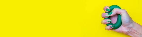 Зелений Розширювач Руці Жінки Жовтому Тлі Рука Жінки Стискає Симулятор — стокове фото