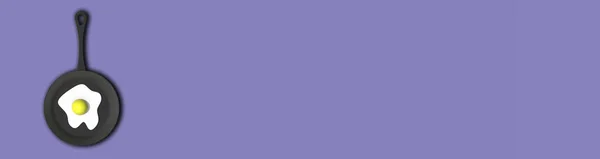 Oeuf Frit Dans Une Poêle Sur Fond Violet Bleu Pastel — Photo