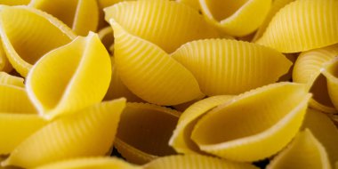 Makarna Conchiglioni yakın plan. Sarı makarna. makarna dokusu. Yatay resim