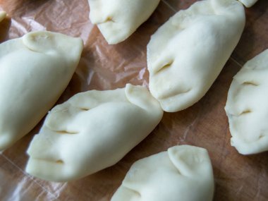 Çiğ hamur köfteleri bir sırada. Etli börek. Yarı bitmiş ürün. Yatay resim