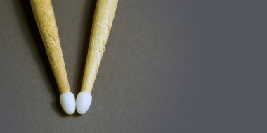 Gri arka planda plastik uçlu eski bagetler. Bölgeye yerleştirme pankartı. Metin koşu alanı için yer. Yatay resim