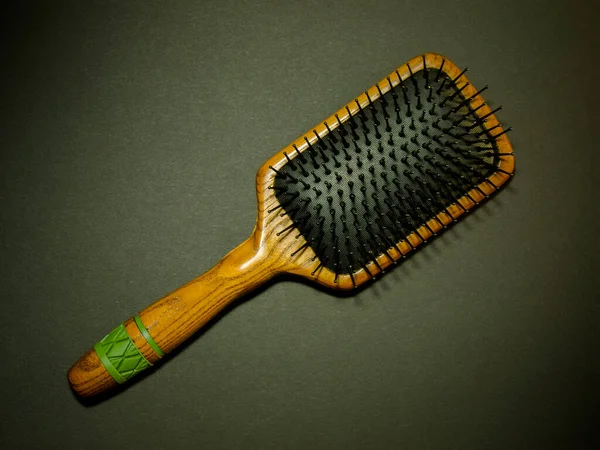 Siyah Arka Planda Gölgeler Olan Tahta Saç Fırçası Fırça Sapının — Stok fotoğraf