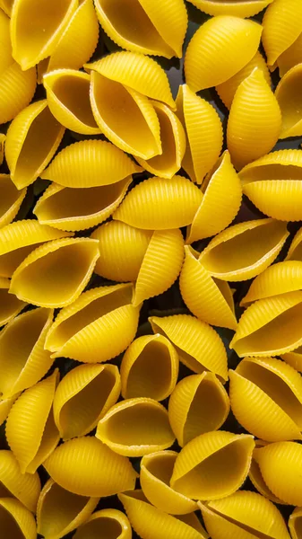 Pasta Conchiglioni Närbild Gul Pasta Pastastruktur Vertikal Bild — Stockfoto