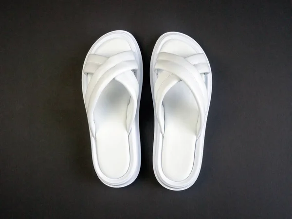 Zapatillas Blancas Verano Para Mujer Sobre Fondo Negro Zapatillas Imagen —  Fotos de Stock